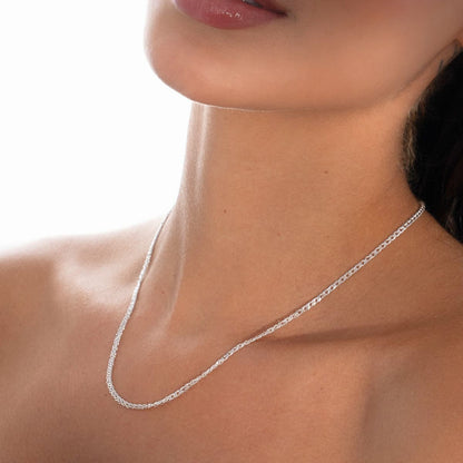 Cadena Cubana Cruzada Plata Ley 925 puesta mujer cuello