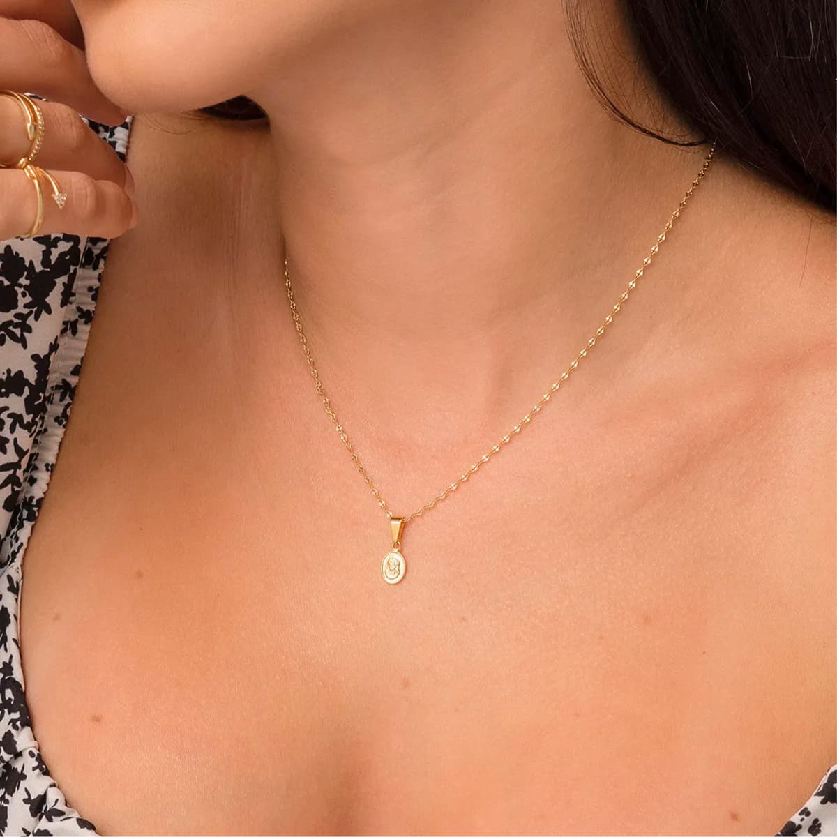 Cadena Espejo Mediana Oro Laminado 18K - Modelo mujer lifestyle