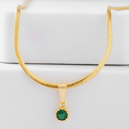 Cadena serpiente con dije de piedra blanca sobre fondo blanco
