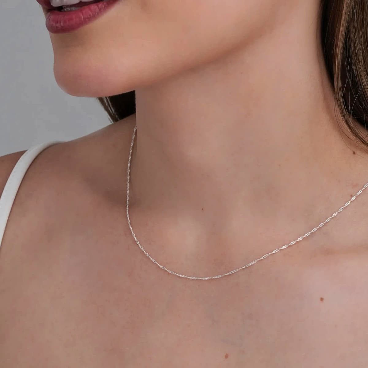 Cadena Singapur Plata Ley 925 puesta mujer cuello