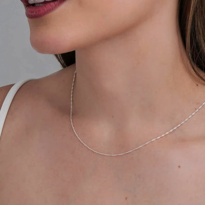 Cadena Singapur Plata Ley 925 puesta mujer cuello