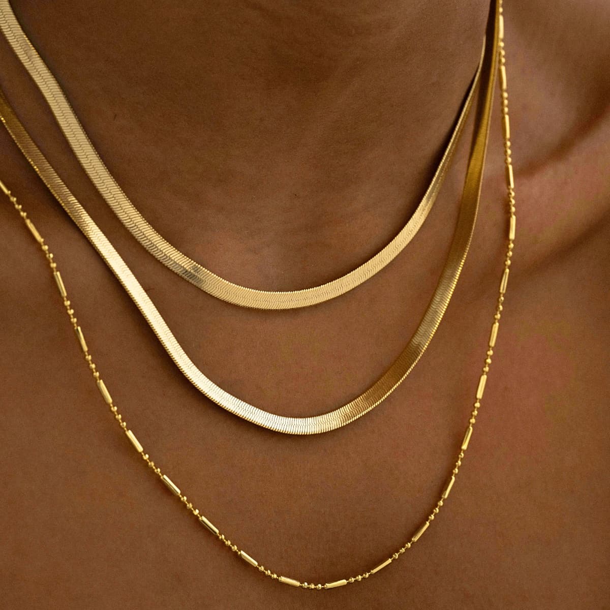 Cadena Tejido Egipcio Oro Laminado 18K - Modelo mujer detalle