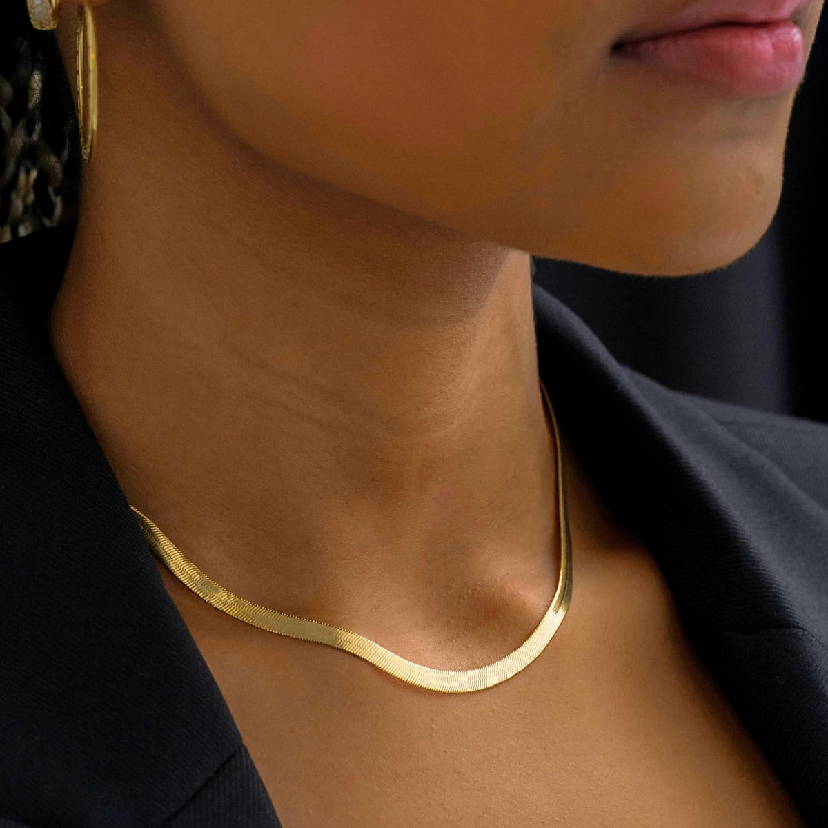 Cadena Tejido Egipcio Oro Laminado 18K - Modelo mujer lifestyle
