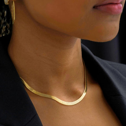 Cadena Tejido Egipcio Oro Laminado 18K - Modelo mujer lifestyle
