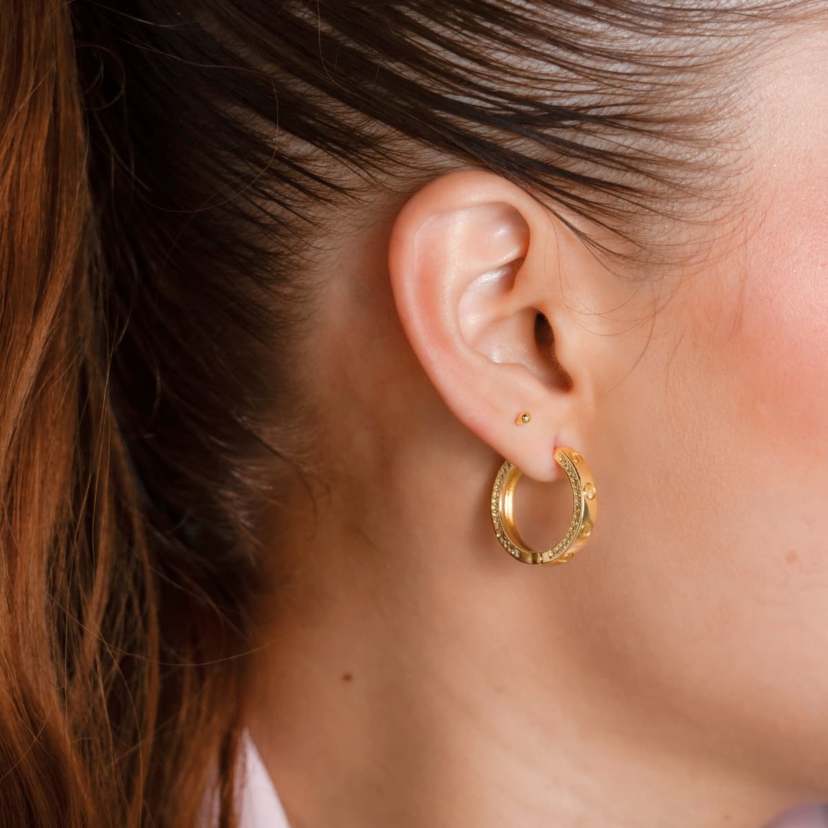 Aretes Candongas CT Clou con Circonias – Oro Laminado 18K | OM JOYERÍA