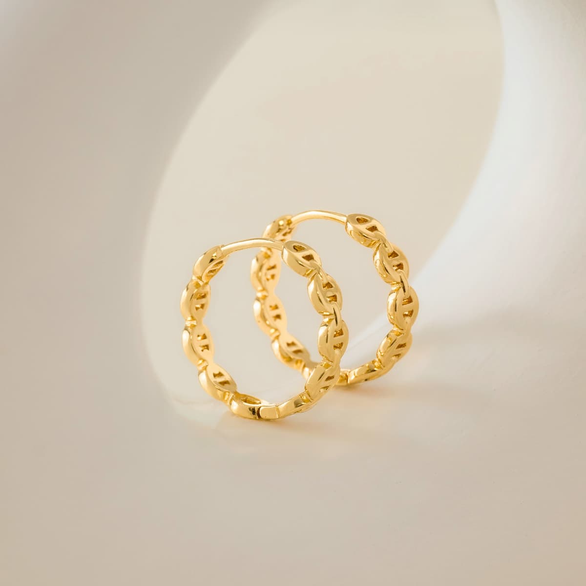 Aretes Candongas G – Oro Laminado 18K | OM JOYERÍA