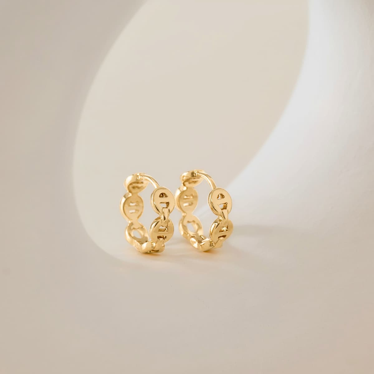 Aretes Candongas G – Oro Laminado 18K | OM JOYERÍA