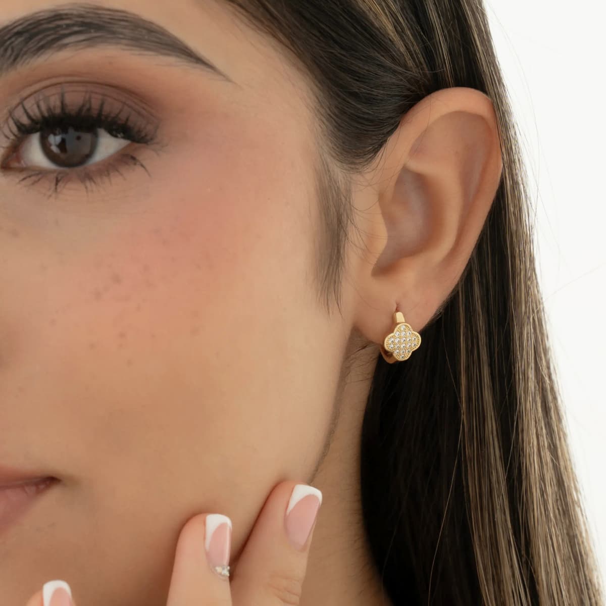 Candongas Clover Luxe 12 mm – Oro Laminado 18K | OM JOYERÍA