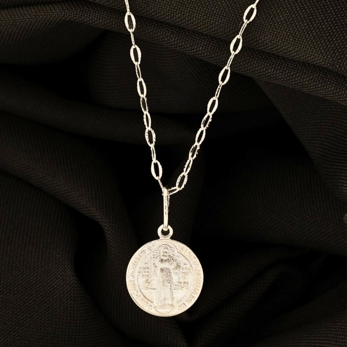 Dije San Benito 1,5 cm Plata Ley 925 unisex cadena — NO INCLUYE CADENA
