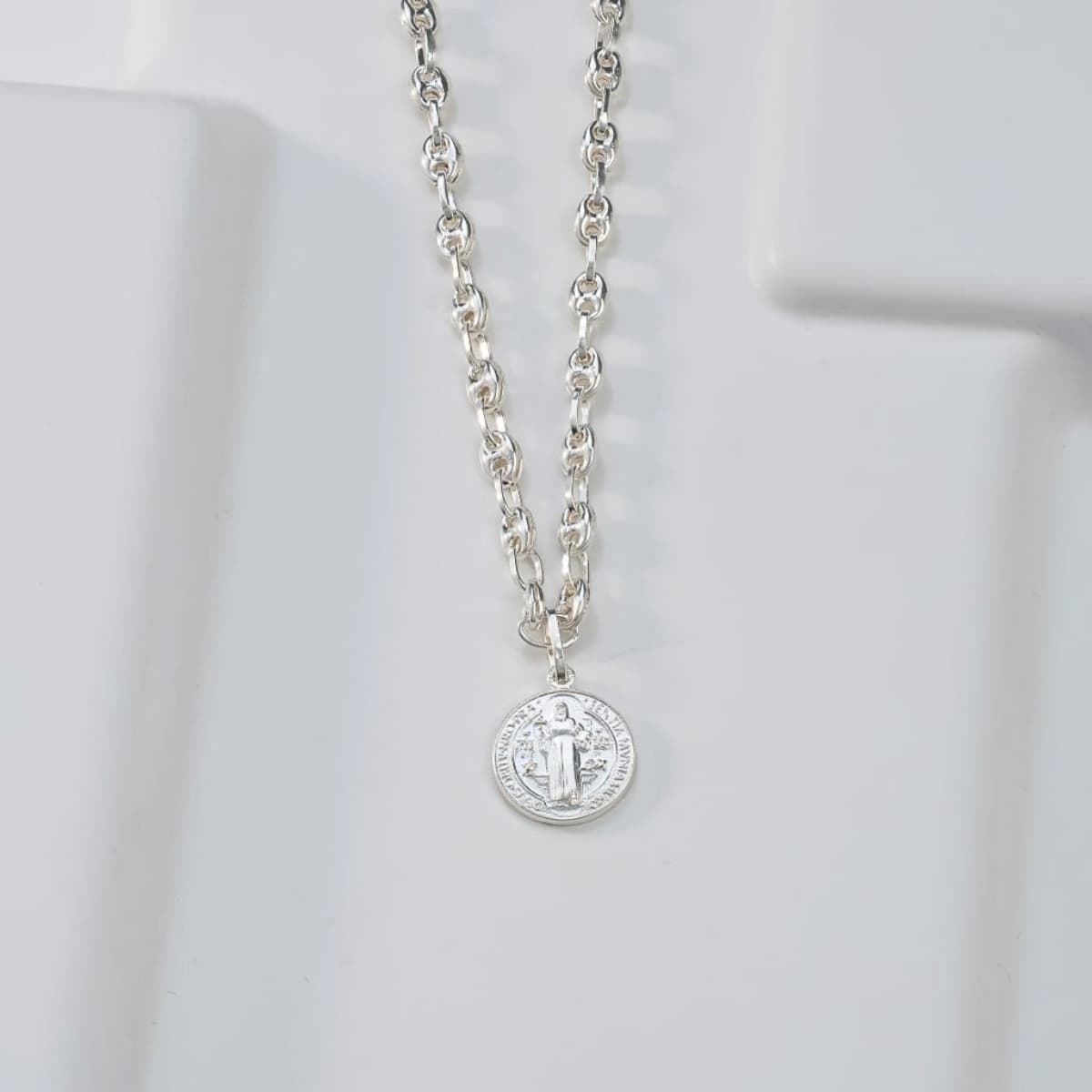 Dije San Benito Plata Ley 925 unisex fondo blanco — NO INCLUYE CADENA