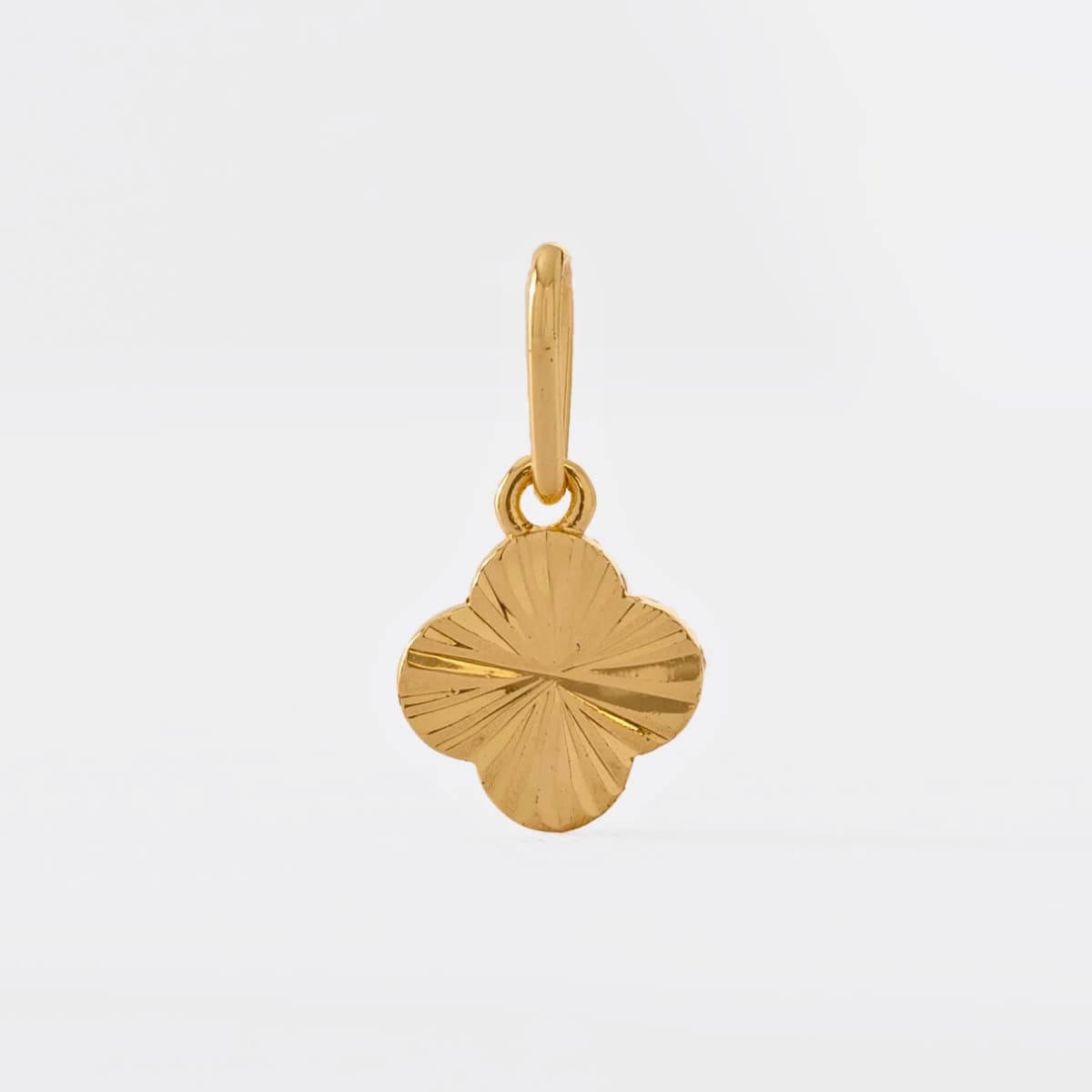 Dije Clover Sol – Oro Laminado 18K | OM JOYERÍA
