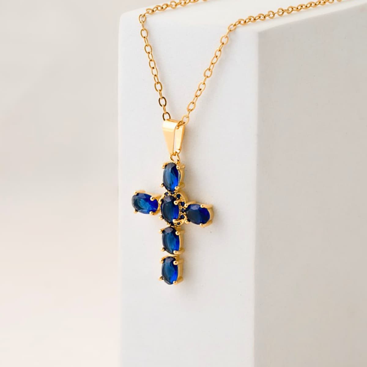 Dije Blue Brightness Cruz Zafiro Oro Laminado 18K - Cadena lifestyle