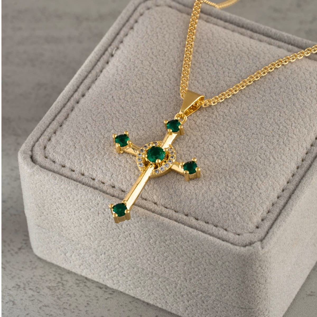 Dije Cruz Verde Esmeraldas Oro Laminado 18K - Con cadena
