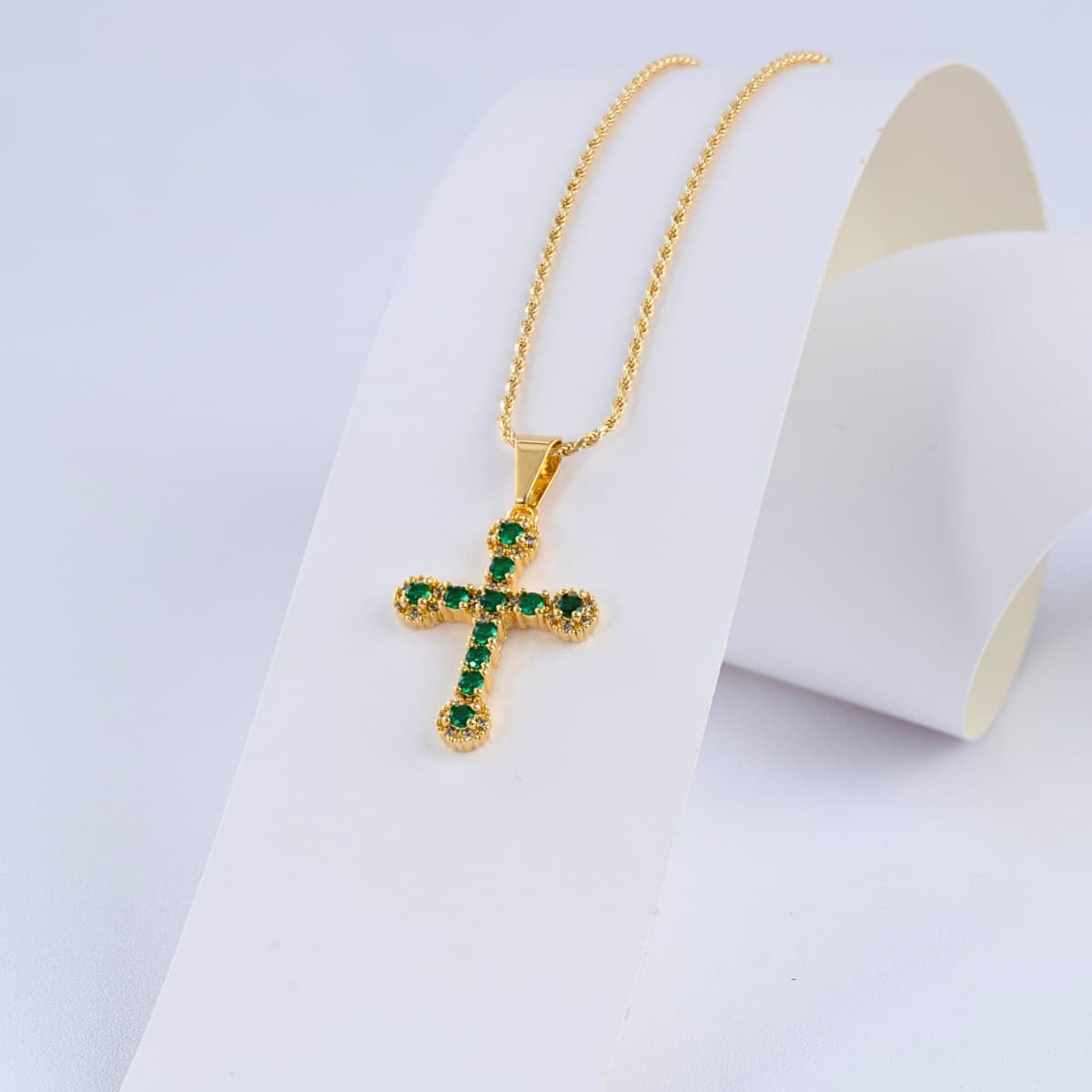 Dije Emerald Love Cruz Esmeraldas Oro Laminado 18K - Con cadena trenzada