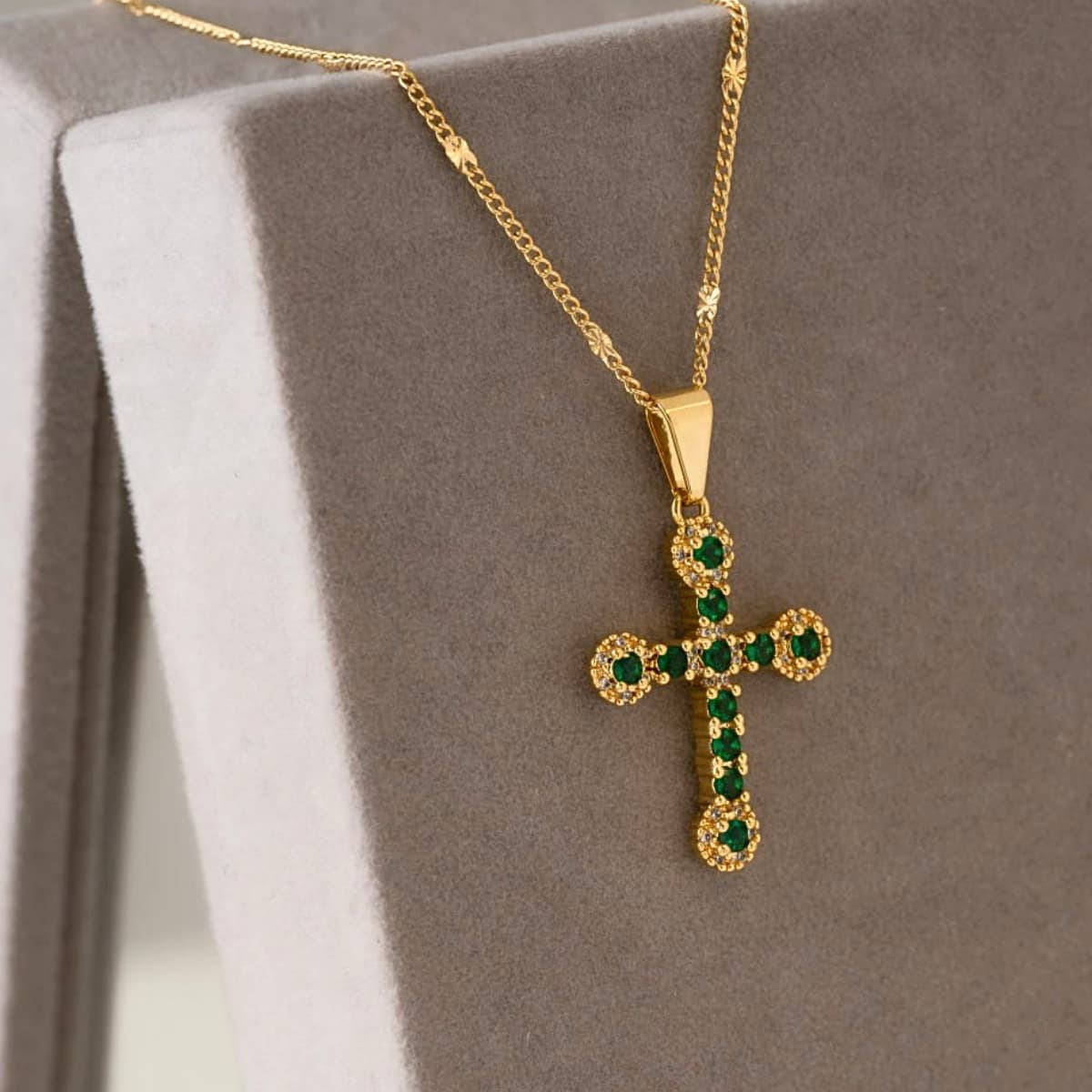 Dije Emerald Love Cruz Esmeraldas Oro Laminado 18K - Lifestyle cadena