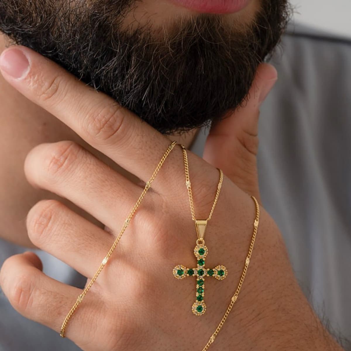 Dije Emerald Love Cruz Esmeraldas Oro Laminado 18K - Modelo hombre