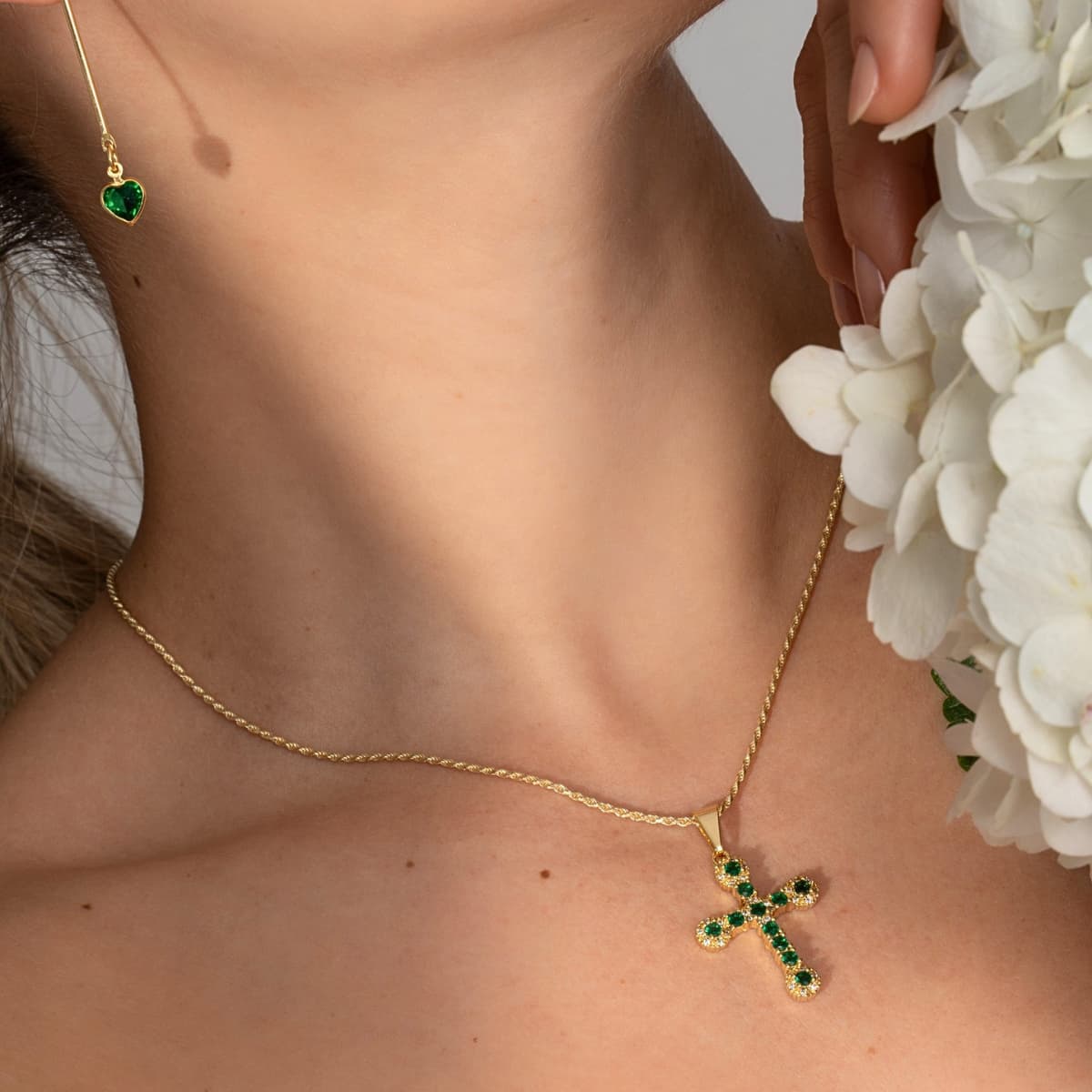 Dije Emerald Love Cruz Esmeraldas Oro Laminado 18K - Modelo mujer