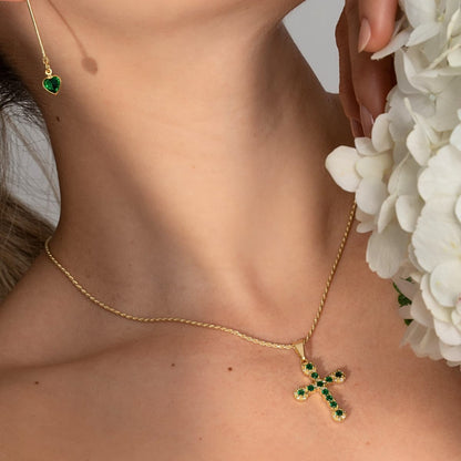 Dije Emerald Love Cruz Esmeraldas Oro Laminado 18K - Modelo mujer