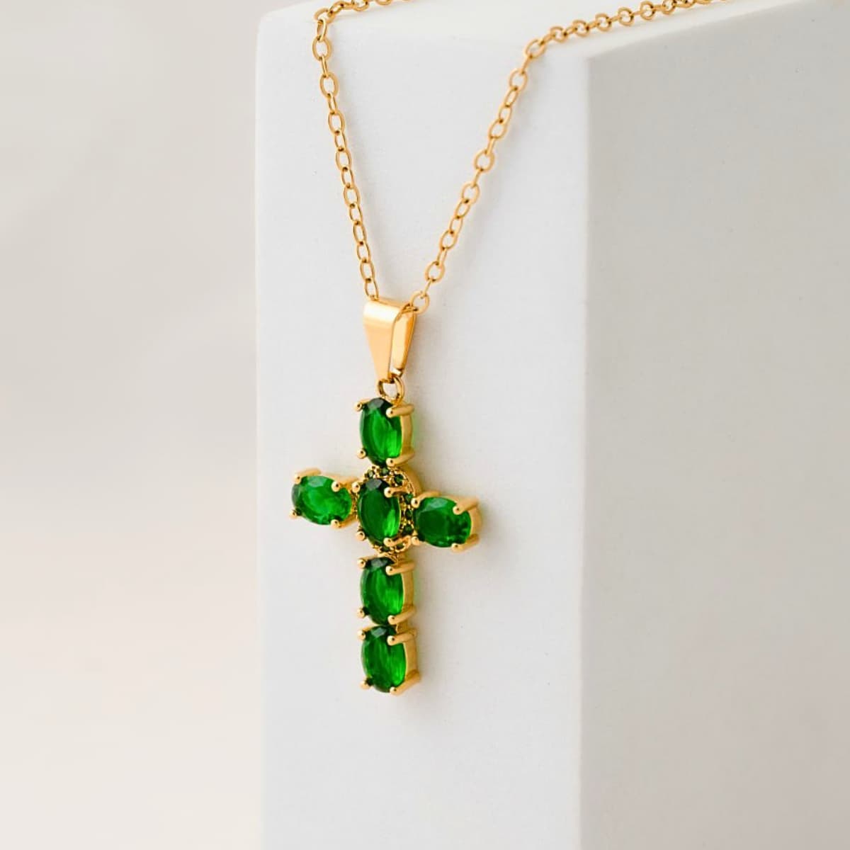 Dije Green Brightness Cruz Esmeraldas Oro Laminado 18K - Con cadena