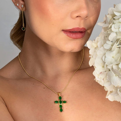 Dije Green Brightness Cruz Esmeraldas Oro Laminado 18K - Modelo mujer