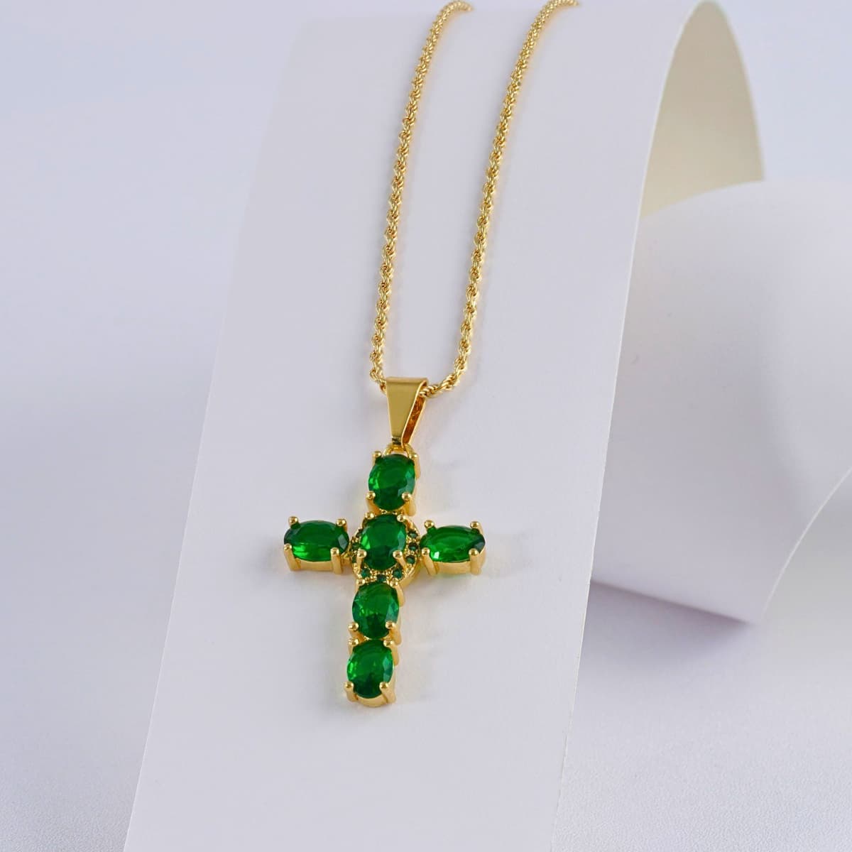 Dije Green Brightness Cruz Esmeraldas Oro Laminado 18K - Lifestyle unisex