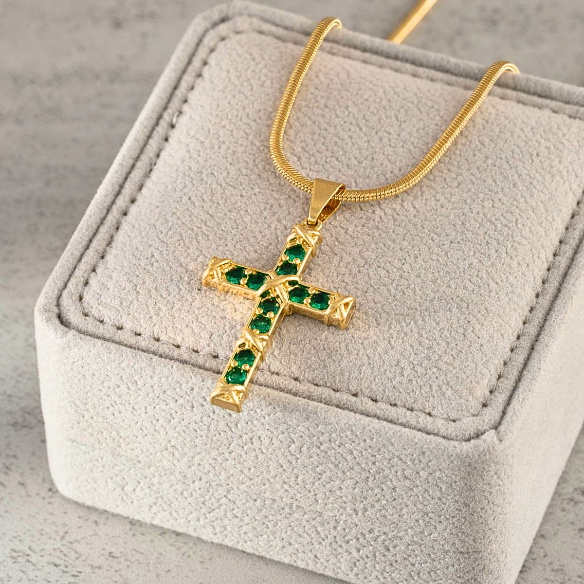 Dije Green Paradise Cruz Circonias Verdes Oro Laminado 18K - Con cadena sobre estuche