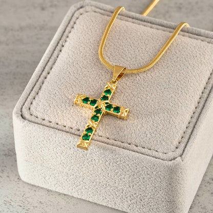 Dije Green Paradise Cruz Circonias Verdes Oro Laminado 18K - Con cadena sobre estuche