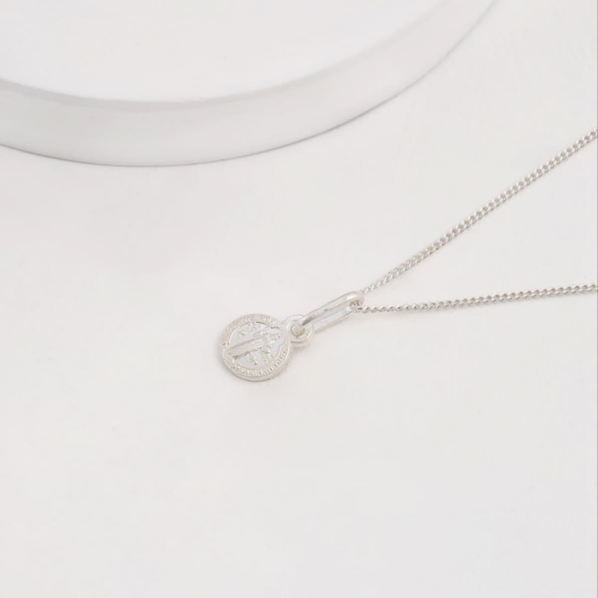 Dije Mini San Benito XS 0,8 cm Plata Ley 925 unisex cadena — NO INCLUYE CADENA