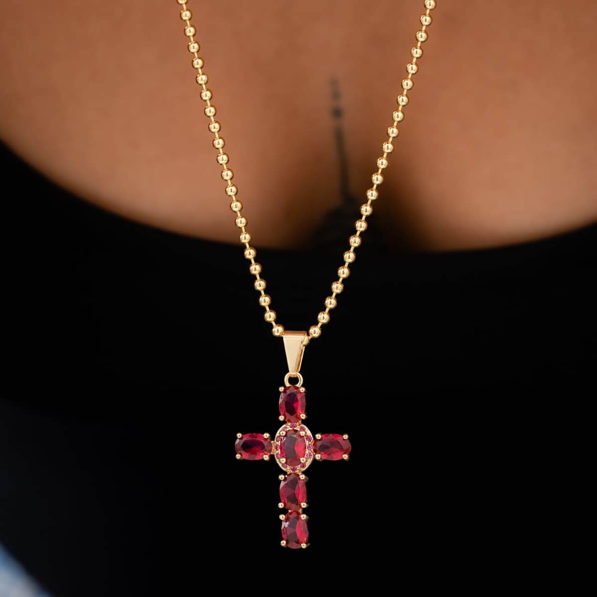 Dije Murrey Brightness Cruz Rubí Oro Laminado 18K - Modelo mujer