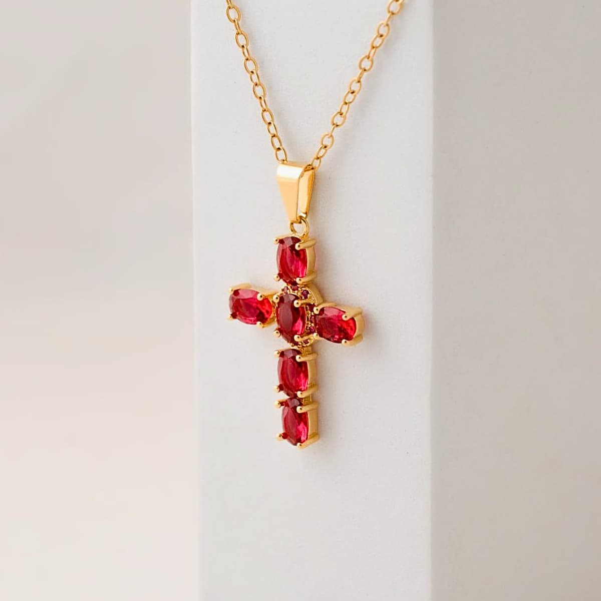 Dije Murrey Brightness Cruz Rubí Oro Laminado 18K - Lifestyle unisex