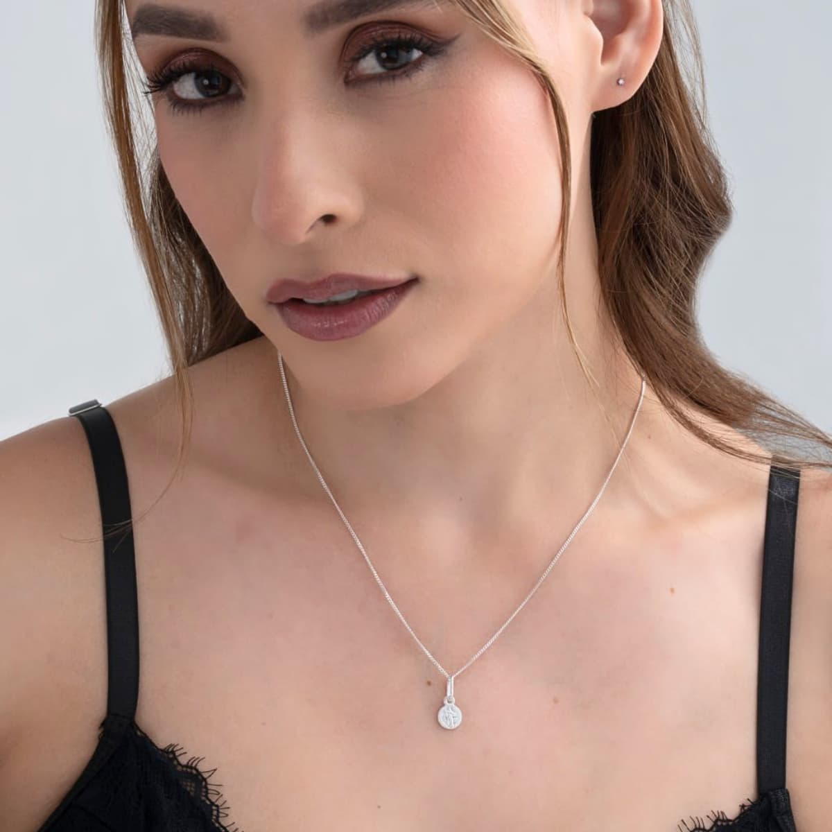 Dije Mini San Benito XS 0,8 cm Plata Ley 925 mujer editorial — NO INCLUYE CADENA