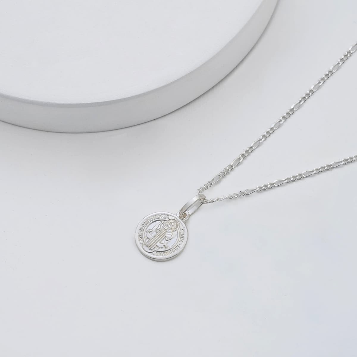 Dije San Benito 1,2 cm Plata Ley 925 fondo blanco — NO INCLUYE CADENA