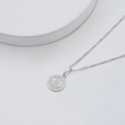 Dije San Benito 1,2 cm Plata Ley 925 fondo blanco — NO INCLUYE CADENA