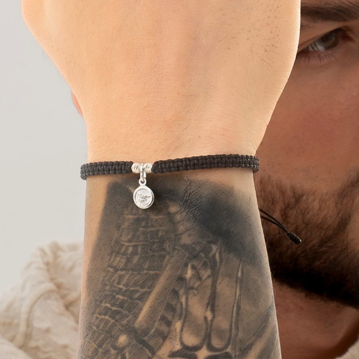 Dije Mini San Miguel Arcángel Redondo 0,7 cm Plata Ley 925 hombre muñeca — NO INCLUYE CADENA