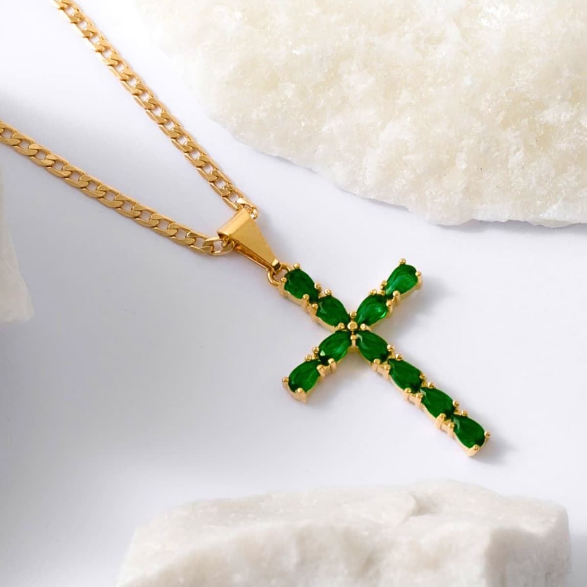 Dije Cruz Emerald Oro Laminado 18K | OM JOYERÍA