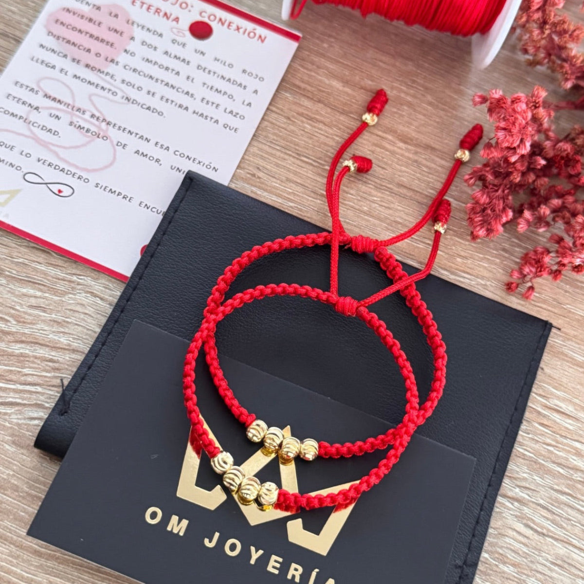 Manillas para Pareja Hilo Rojo Conexión oro laminado 18K fondo blanco