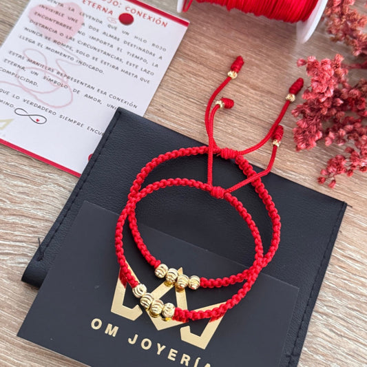 Manillas para Pareja Hilo Rojo Conexión oro laminado 18K fondo blanco