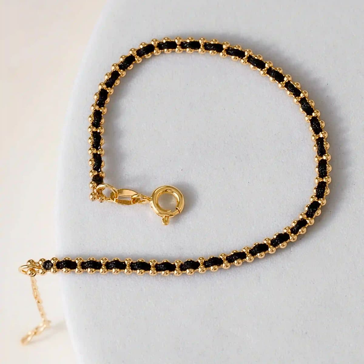 Pulsera Hilo Laminado Negro 15 cm Extensor Oro Laminado 18K | OM JOYERÍA