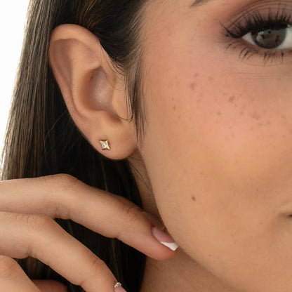 Aretes Topo Quadra Crystal 4 mm Oro Laminado 18K | OM JOYERÍA