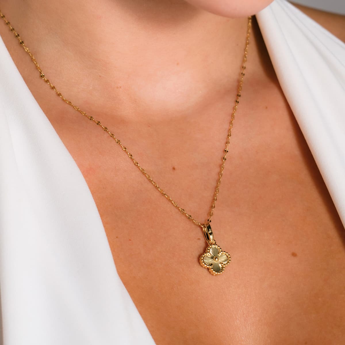 Dije My Sol Clover – Oro Laminado 18K | OM JOYERÍA