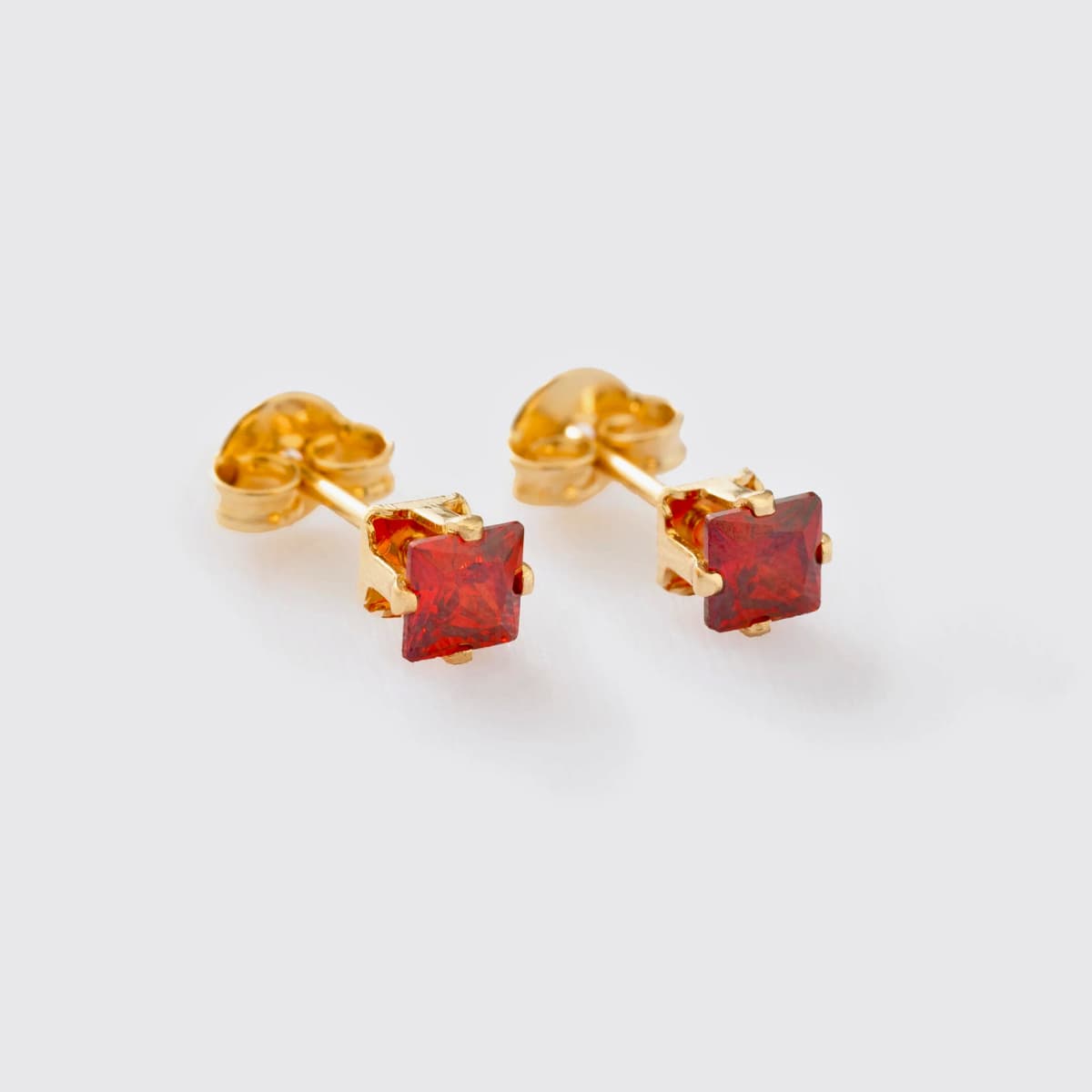 Aretes Topos Circón Cuadrado Unisex – Oro Laminado 18K | OM JOYERÍA