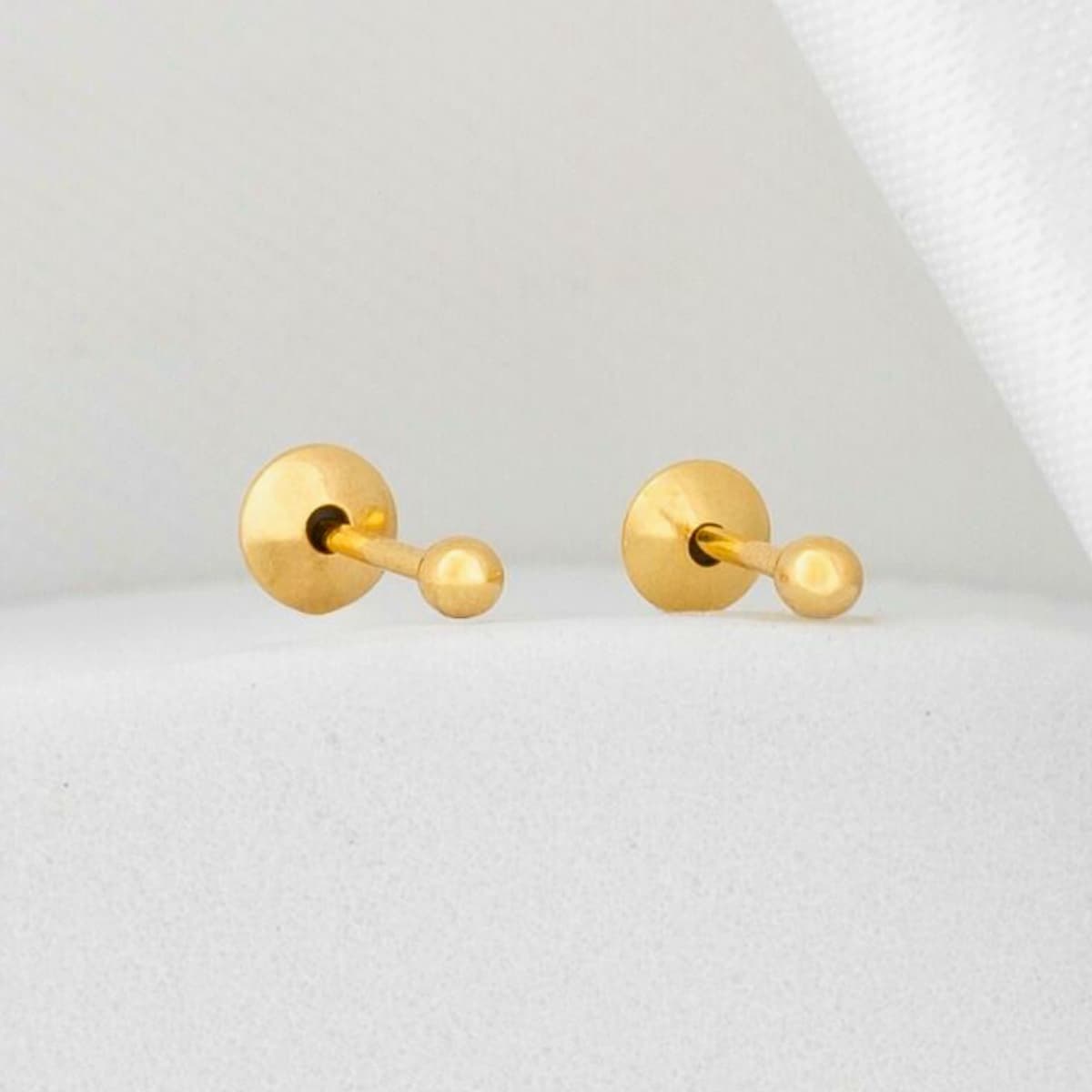 Aretes Balín Oro Laminado 18K Unisex | OM JOYERÍA