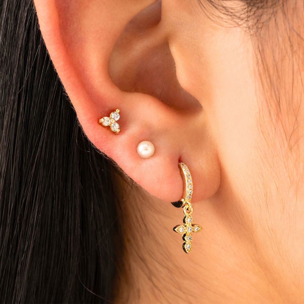 Aretes Candonga Cruz con Circonias – Oro Laminado 18K | OM JOYERÍA