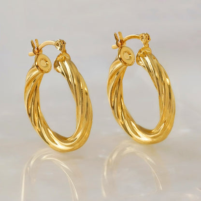 Candongas Twisted Stripes 2 cm y 2,6 cm – Oro Laminado 18K | OM JOYERÍA