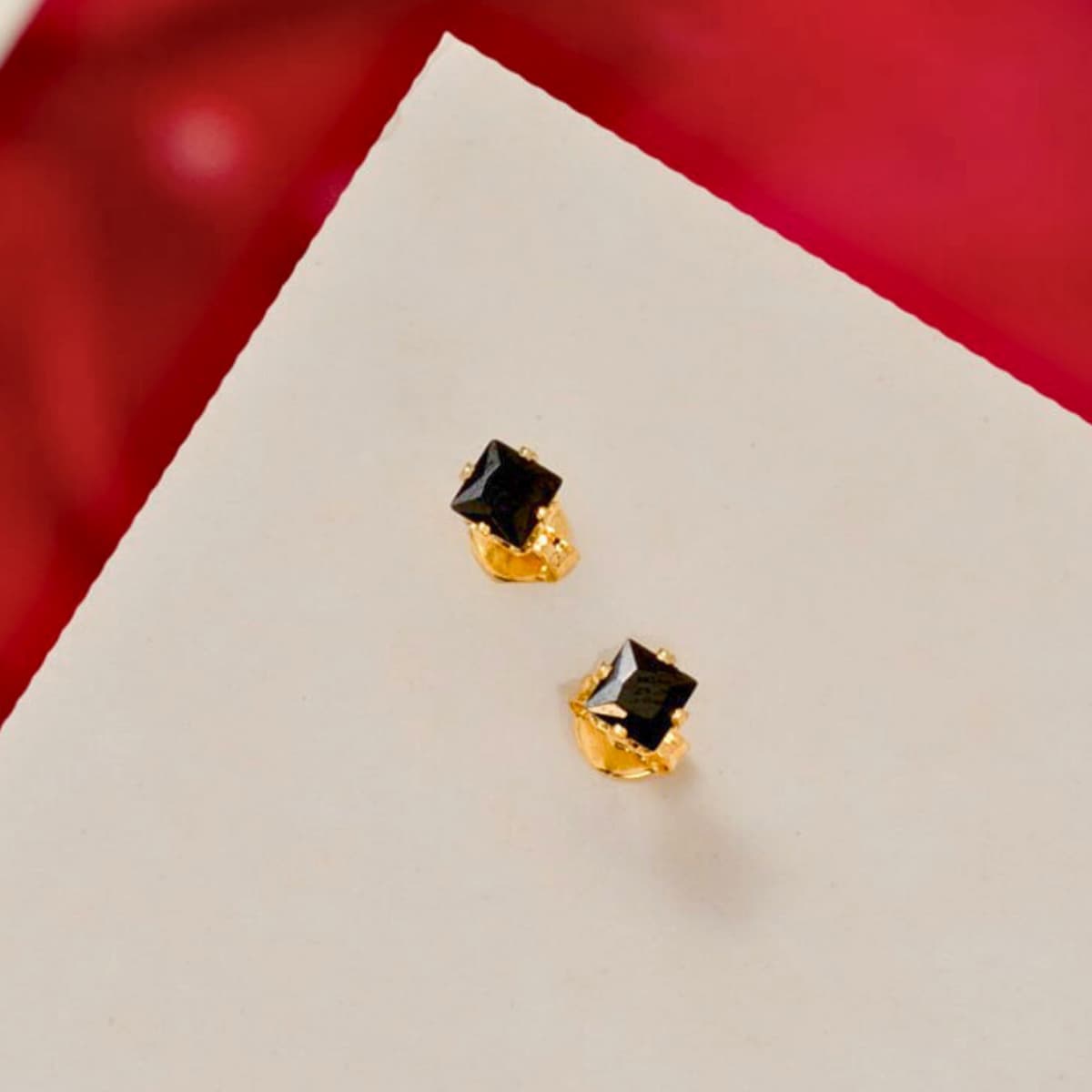Aretes Topos Circón Cuadrado Unisex – Oro Laminado 18K | OM JOYERÍA