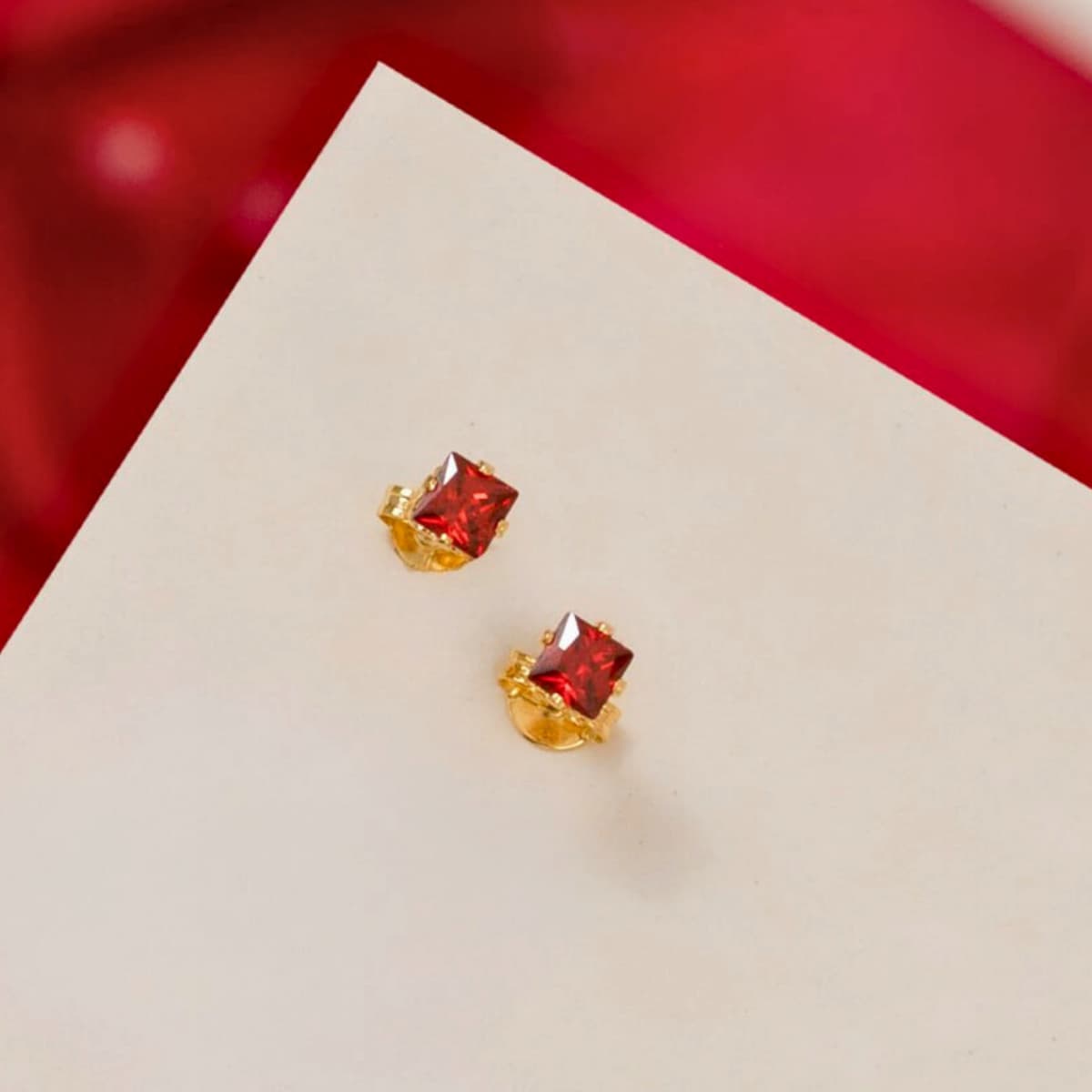 Aretes Topos Circón Cuadrado Unisex – Oro Laminado 18K | OM JOYERÍA