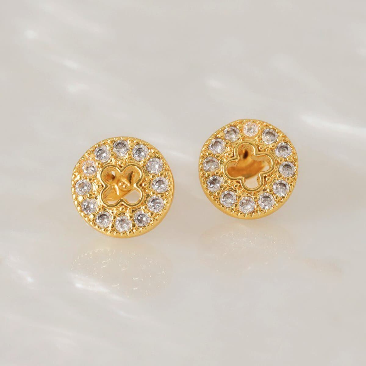 Aretes Clover Redondo Silueta 9 mm – Oro Laminado 18K | OM JOYERÍA