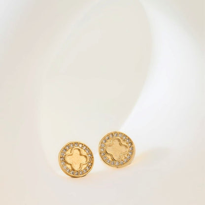 Aretes Clover Redondo Circonias 1 cm – Oro Laminado 18K | OM JOYERÍA