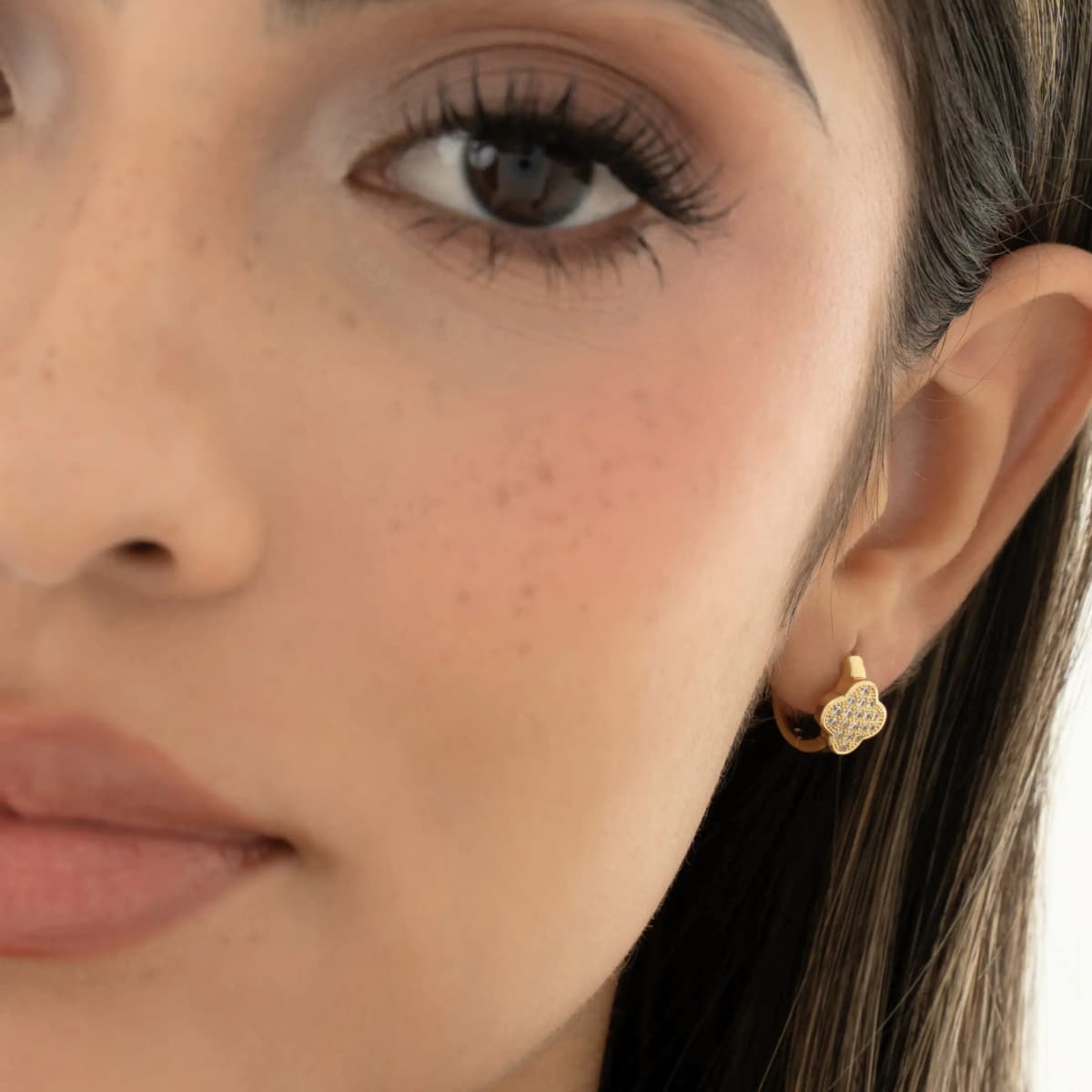 Candongas Clover Luxe 12 mm – Oro Laminado 18K | OM JOYERÍA