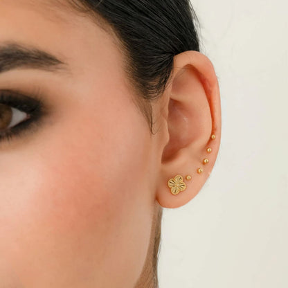 Aretes Clover 0.8 cm Mujer – Oro Laminado 18K | OM JOYERÍA